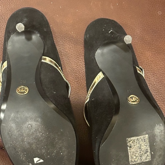 Michael kors black heel shoes. - Picture 2 of 5